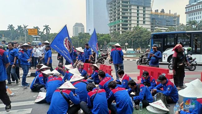 lautan-biru-ribuan-buruh-serbu-kawasan-patung-kuda-bakal-geruduk-mk_06c9bd0.jpg