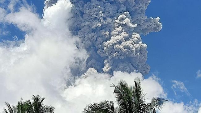 media-asing-sorot-letusan-gunung-ibu-di-maluku-ribuan-warga-evakuasi_d4df8f0.jpg