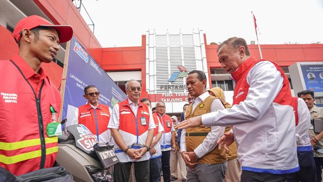 menteri-esdm-dan-dirut-pertamina-tinjau-terminal-bbm-lpg-di-banten_f73e83b.jpg