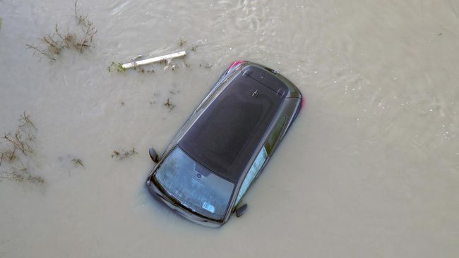 mobil-terendam-banjir-segera-lakukan-8-langkah-ini_e15a6a5.jpg