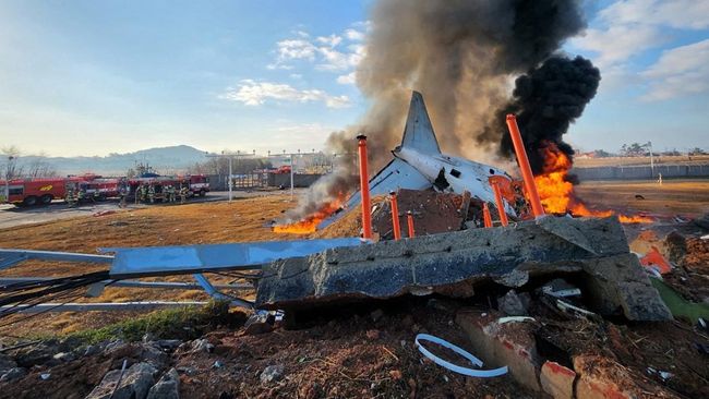 ngeri-potret-jeju-air-bawa-175-penumpang-jatuh-dan-terbakar-di-korsel_d76281b.jpg