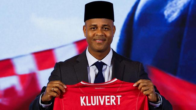 pakai-peci-hitam-kluivert-diperkenalkan-jadi-pelatih-timnas-garuda_854e6a7.jpg