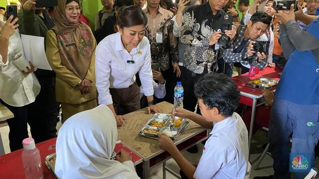 pantau-makan-bergizi-gratis-meutya-titip-pesan-ke-murid-sd-depok_773bcb3.jpg