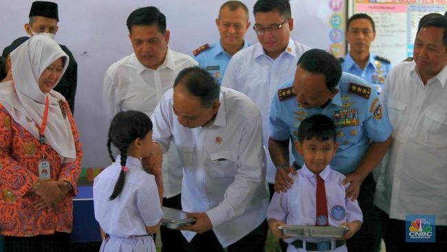 penampakan-makan-bergizi-gratis-di-sd-angkasa-5-siswa-happy-menu-enak_0fd6f3a.jpg