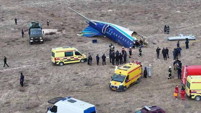 penyebab-pesawat-azerbaijan-airlines-jatuh-burung-atau-rudal-rusia_dc38e57.jpg