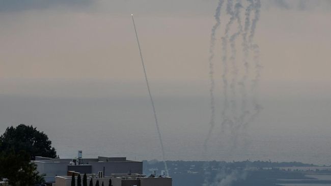 potret-hizbullah-hujani-israel-dengan-roket-iron-dome-kebobolan-lagi_3d1a9dc.jpg