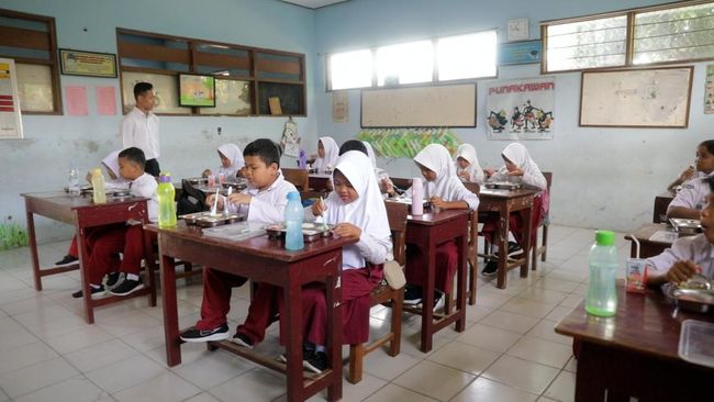 siswa-happy-program-makan-bergizi-gratis-prabowo-bisa-menghemat-uang_9a1e8d3.jpg