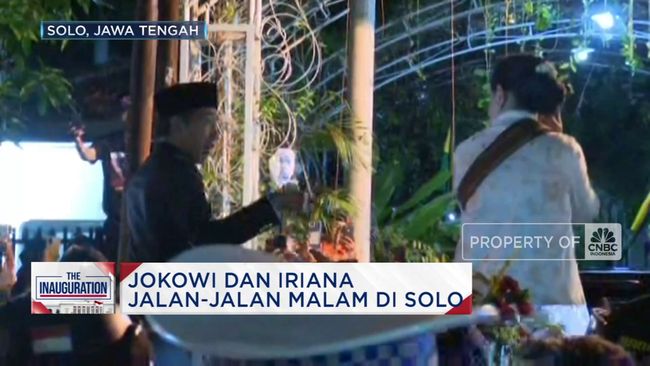 video-jokowi-iriana-pulang-kampung-bagi-bagi-kaus-ke-warga_d8d5ee4.jpg