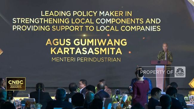 video-menteri-perindustrian-agus-gumiwang-dapat-penghargaan-ini_1edb596.jpg