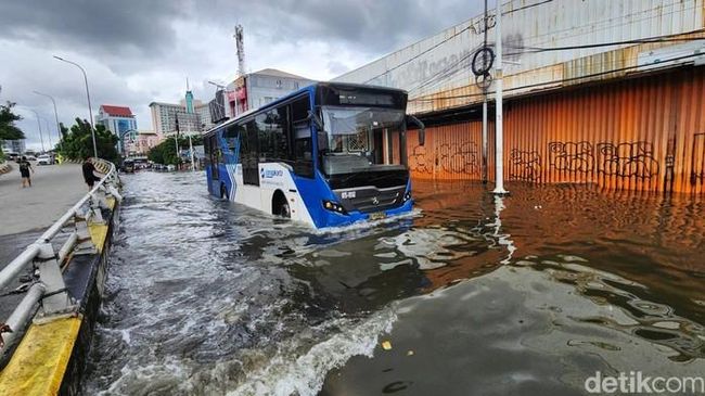 11-banjir-jakarta-terparah-sepanjang-sejarah-korban-terbanyak-2007_04a67d0.jpg