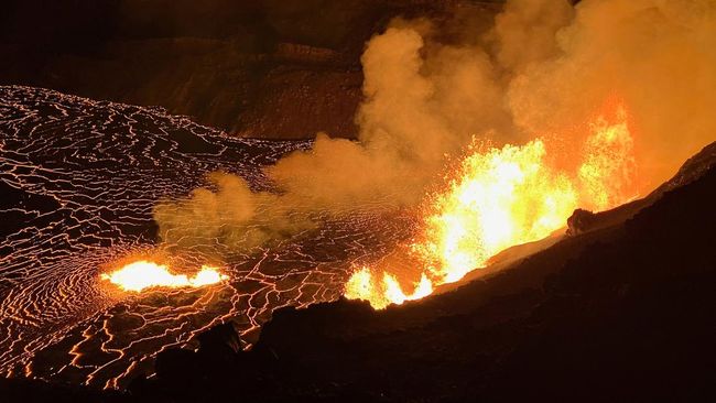 detik-detik-gunung-berapi-di-hawaii-meletus-muntahkan-lava-panas_d812cbe.jpg