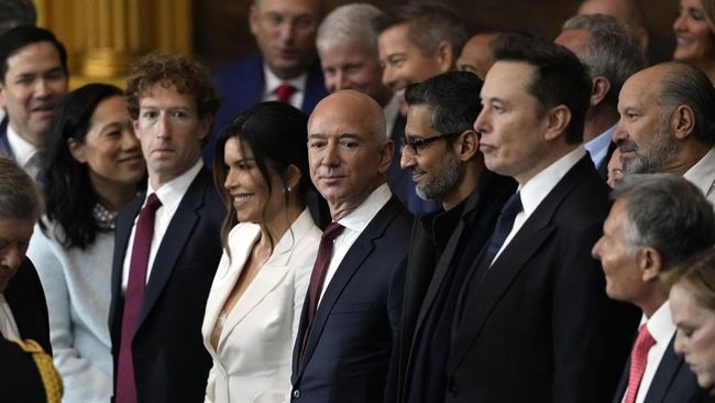 jeff-bezos-sampai-elon-musk-wajah-bos-teknologi-di-pelantikan-trump_fed7bd1.jpg