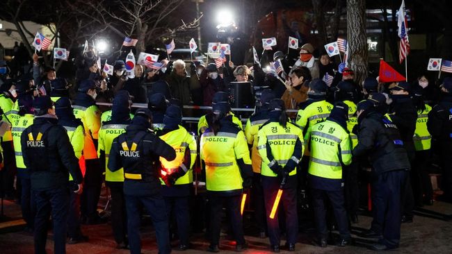 korea-rusuh-pendukung-yoon-bentrok-dengan-polisi-16-ditangkap_b5afda0.jpg