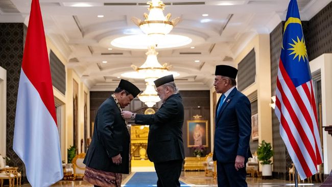 lawatan-ke-malaysia-prabowo-terima-penghargaan-dari-sultan-ibrahim_5f0e6c6.jpg