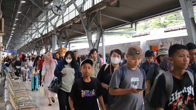 penduduk-jakarta-mulai-pergi-liburan-serbu-ramai-ramai-stasiun-kereta_d9897f0.jpg