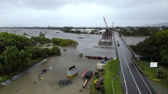 potret-udara-tetangga-ri-lumpuh-terendam-banjir-makan-korban-jiwa_9eff355.jpg