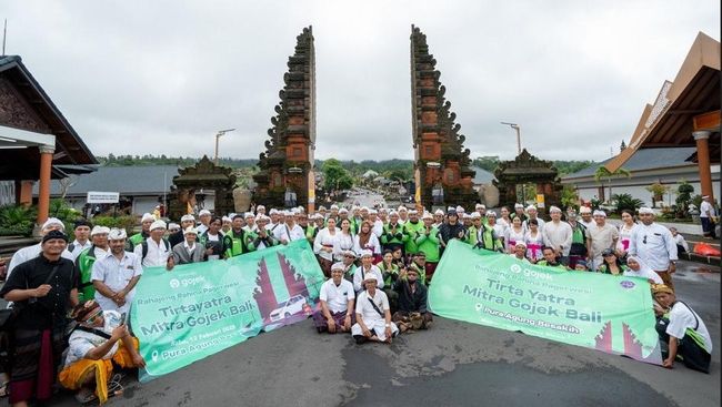 ratusan-driver-gojek-umat-hindu-ikut-ritual-suci-tirta-yatra_2944025.jpg