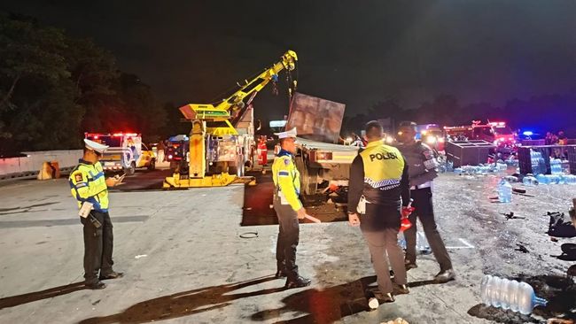 tabrakan-beruntun-horor-terjadi-di-gerbang-tol-ciawi-8-orang-tewas_f63d46f.jpg