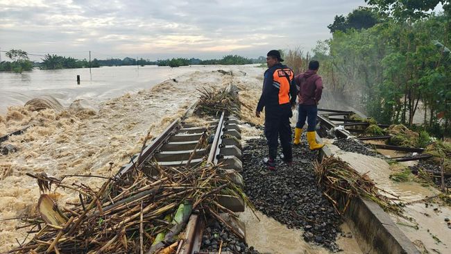 update-banjir-di-jawa-tengah-11-kereta-api-memutar_4cc4abd.jpg