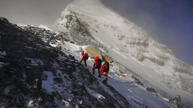 335-pendaki-meninggal-di-gunung-everest-kenapa-mayatnya-dibiarkan_d8b8842.jpg