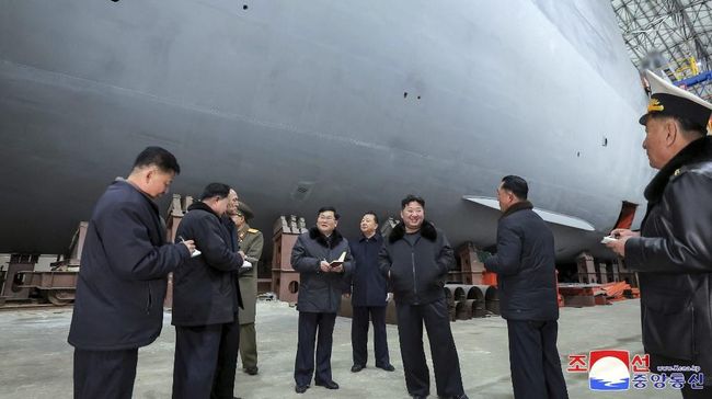 aksi-baru-raja-korut-kim-jong-un-pamer-kapal-selam-nuklir-7000-ton_057686e.jpg