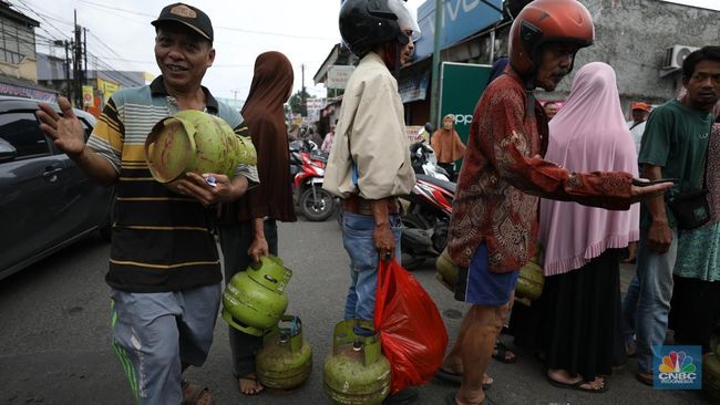 banyak-antrean-panjang-ini-cek-pangkalan-resmi-lpg-3-kg-terdekat_62cf196.jpg