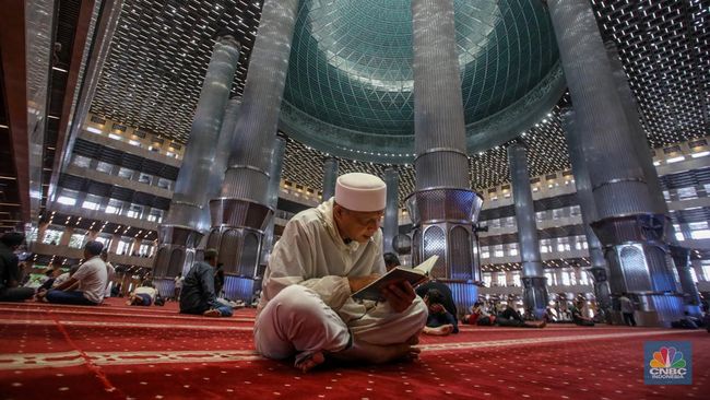 berzikir-baca-al-quran-sambil-nunggu-berbuka-puasa-di-masjid-istiqlal_9d443a8.jpg