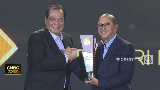 dukung-investasi-sektor-swasta-rosan-roeslani-raih-special-awards_aa463d6.jpg