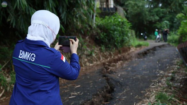 fenomena-tanah-retak-muncul-di-sukabumi-ini-penyebabnya-menurut-bmkg_e2f347f.jpg