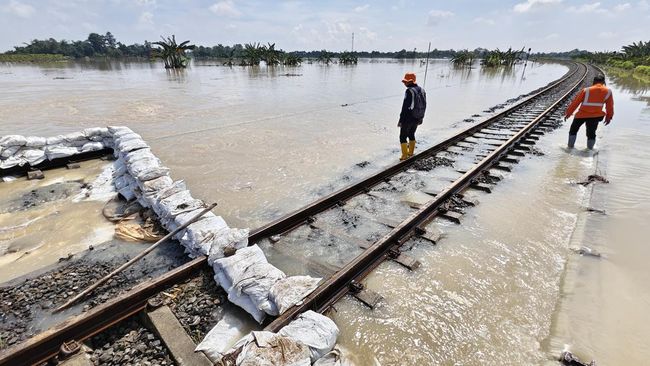 jalur-kereta-api-gubug-karangjati-lumpuh-dihantam-banjir-ini-kata-kai_f9c6827.jpg