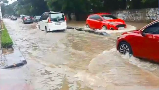 jangan-panik-ini-7-penanganan-mobil-terendam-banjir-agar-tak-boncos_133a1e9.jpg