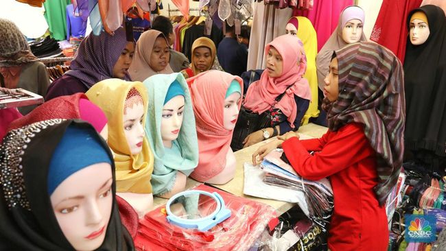 jilbab-pernah-dilarang-di-indonesia-dianggap-sebagai-ancaman_8d09197.jpg