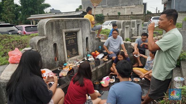 maybong-ritual-china-benteng-ziarah-makan-bareng-di-makam-leluhur_45ac0ba.jpg