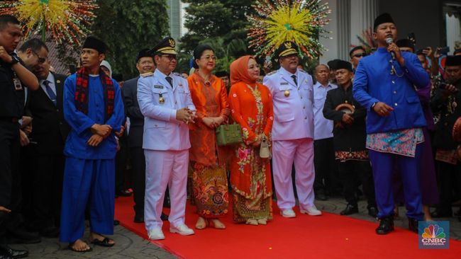 momen-pramono-si-doel-disambut-di-balai-kota-happy-anies-ahok-rukun_b7b5c54.jpg