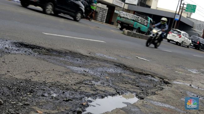 ngeri-muncul-jalan-dajjal-di-depok-hampir-makan-korban_ddbd504.jpg