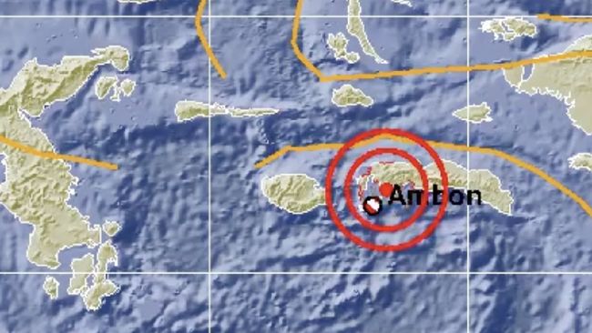 orang-berjatuhan-tanah-bergerak-bak-air-saat-gempa-m7-9-hantam-ambon_ba435e5.jpg