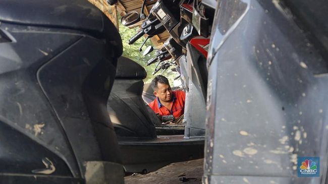 penampakan-bengkel-motor-diserbu-korban-motor-tenggelam-banjir-bekasi_06d7d38.jpg