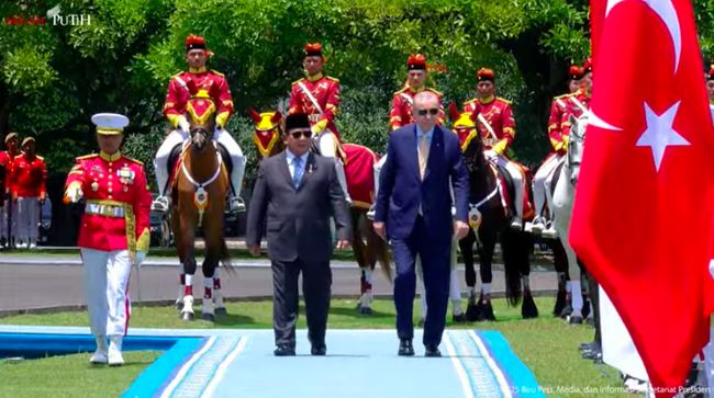 potret-hangat-prabowo-temani-erdogan-di-upacara-penyambutan-kenegaraan_ae6a425.jpg