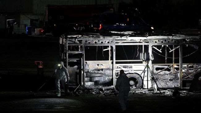 potret-ledakan-hebat-guncang-tel-aviv-bus-bus-terbakar-habis_9d66d9e.jpg