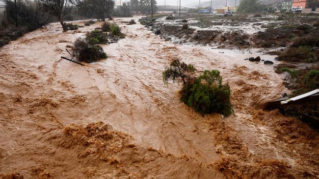 senasib-dengan-bekasi-potret-banjir-dahsyat-hantam-spanyol_3c62f83.jpg