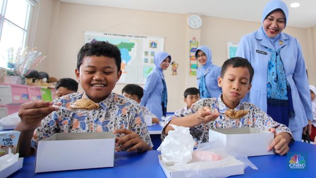 siswa-sd-di-halim-happy-dapat-makan-bergizi-gratis-isi-menunya-ini_5890bdd.jpg