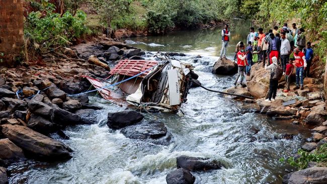 truk-angkut-penuh-penumpang-terjun-bebas-ke-sungai-71-orang-tewas_7aed094.jpg