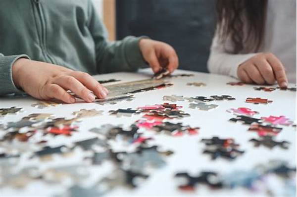 merangkai-puzzle-di-meja-ruang-keluarga_cac345352.jpg